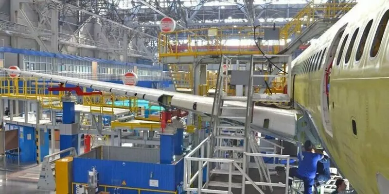 Иллюстрация 1 для «: На ИАЗ идёт сборка восьмого серийного самолёта МС 21»