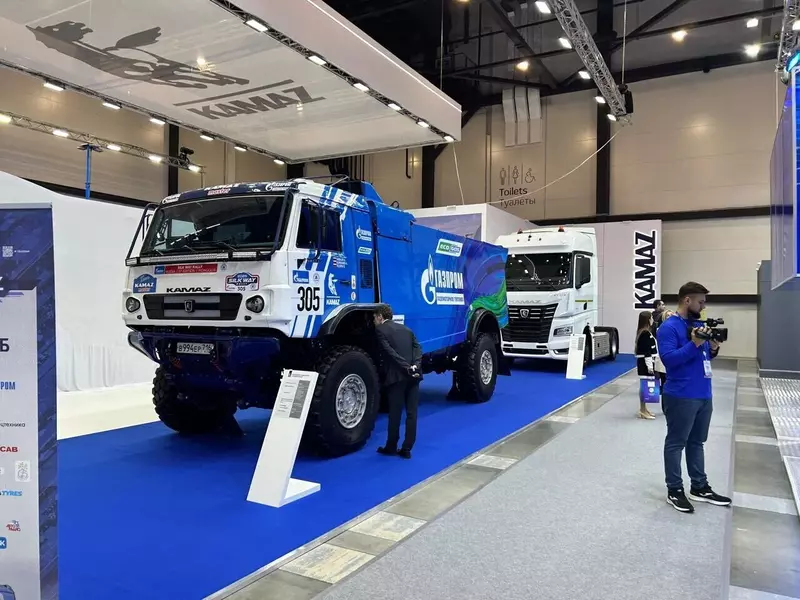 Изображение №2 для «спецтехника и логистика: КАМАЗ представил новый туристический автобус на газу»