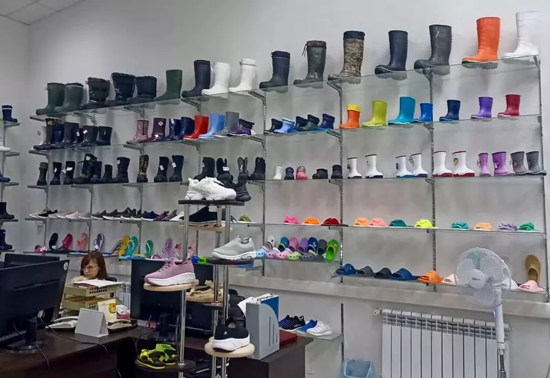 Иллюстрация 2 для статьи «лёгкая промышленность: Производство кроссовок запущено в Астраханской области»