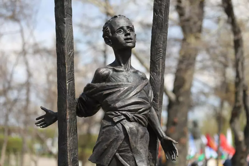 №13 для статьи «Новые мемориалы и памятники открылись в Сибири в честь 80 летия Победы»