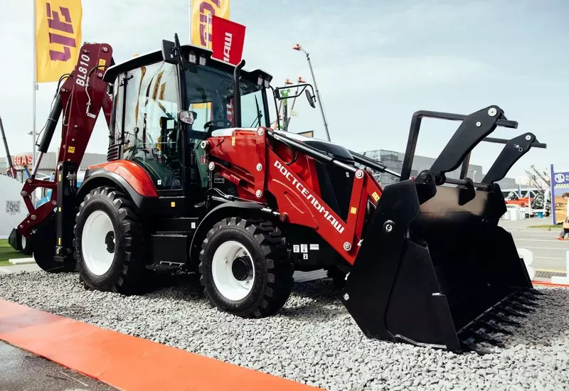 Ростсельмаш расширяет линейку строительной техники новым экскаватором погрузчиком