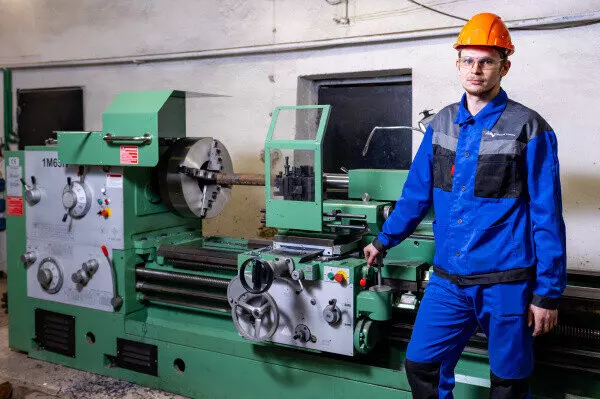Парк оборудования Переясловского разреза пополнился новым токарно винторезным станком