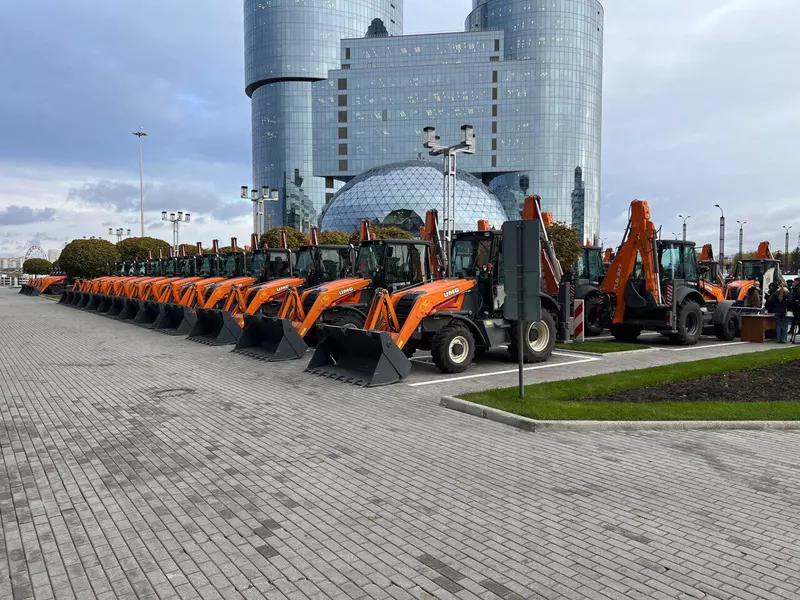 Компания поставила муниципалитетам Московской области 62 экскаватора погрузчика