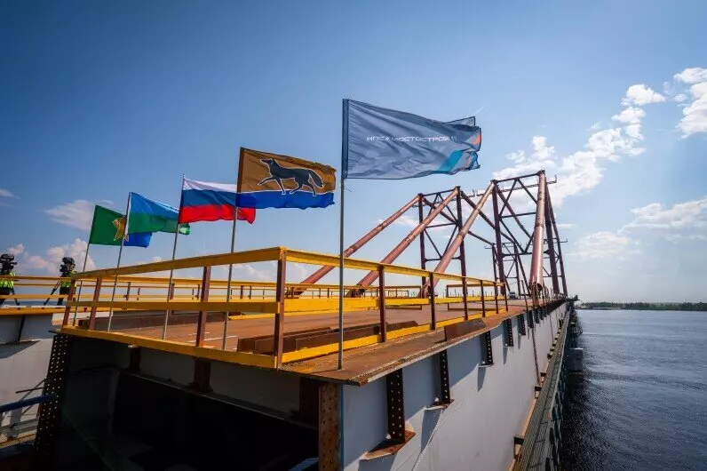 Картинка №3 для новости «Югра: Новый мост в Сургуте соединил берега Оби»