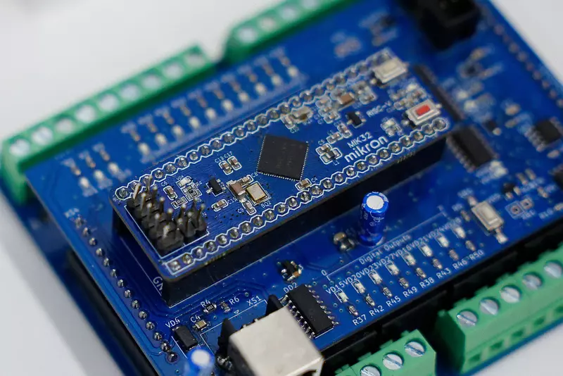 Иллюстрация #1 для новости «Новые заводы и цеха: Российская фотоника в столице заработало производство оптических чипов для замены импорта»