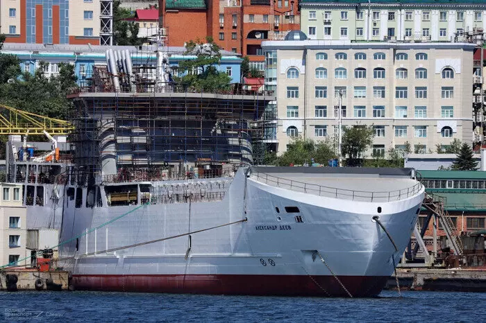 На новом железнодорожно автомобильном пароме Александр Деев поднят флаг России