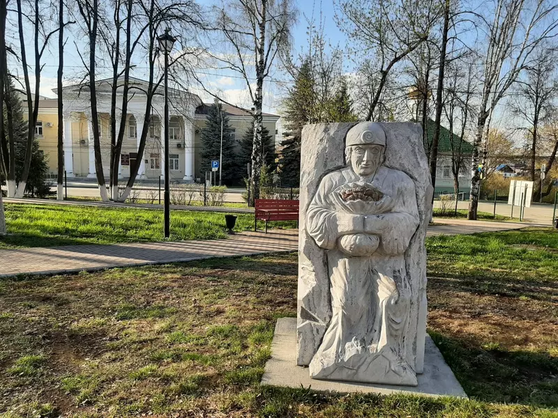 Памятник старателю в городском парке (фото автора)