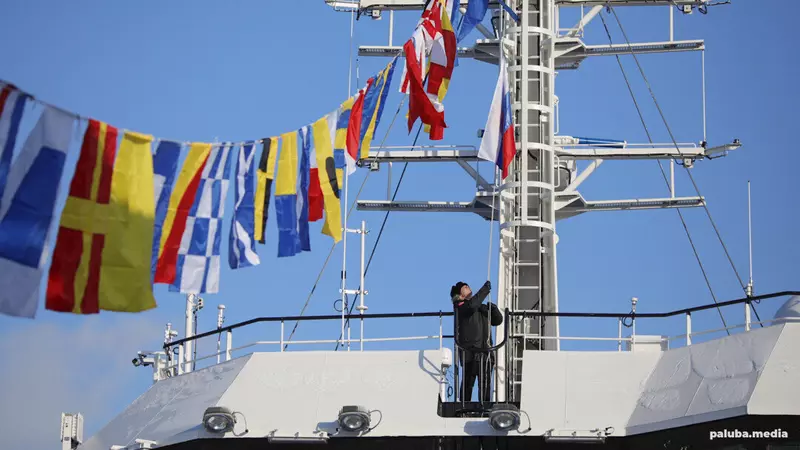 На краболове процесоре Капитан Дудник проекта 5712 поднят Государственный флаг России