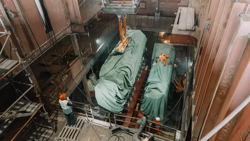 На средний морской танкер Василий Никитин погрузили главные двигатели