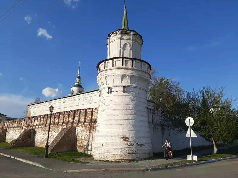 Юго-Западная башня Николаевского монастыря (фото автора)