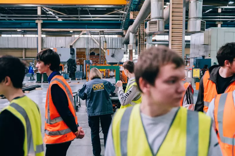 Иллюстрация 3 для статьи «промышленный туризм: Первая промышленная экскурсия на электричке прошла в ОЭЗ Липецк»