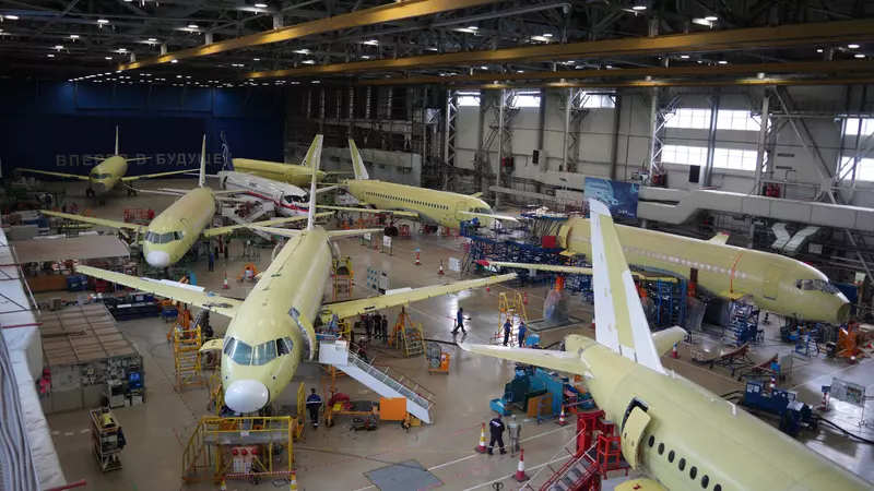 ЦОС - все самолеты (кроме белого) - это импортозамещенная модификация. А что там делает борт в ливрее ОАК? Зачем он здесь? Ваши варианты жду в комментариях ;)