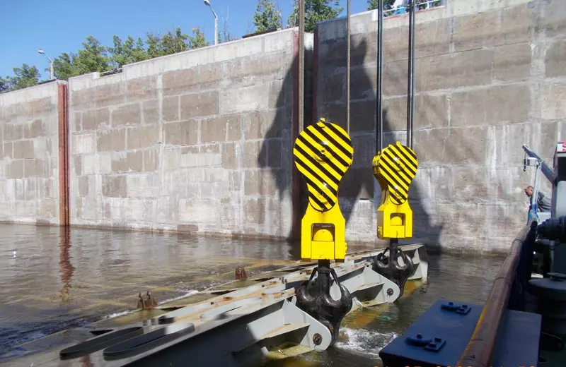 Картинка №3 для «гидроузел: Плавкран Могучий завершил операции по замене ворот двух шлюзов Жигулевского гидроузла»