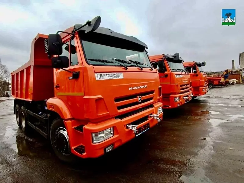 Три самосвала КАМАЗ 65115 прибыли в город Орёл