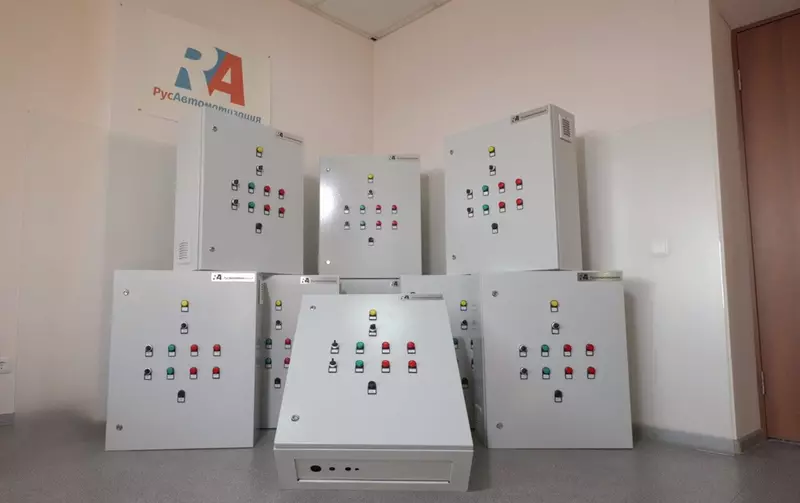 Девять шкафов управления восемнадцатью насосами