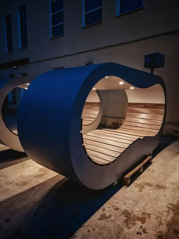 Скамейка с сюрпризом для московской школы