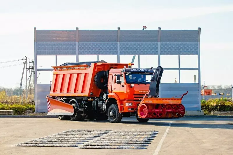 КАМАЗ создал комбинированную дорожную машину для расчистки дорог