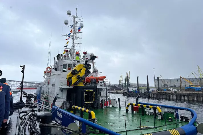 На арктических буксирах спасателях Тиман и Тепсей подняты флаги