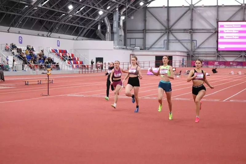 №2 для новости «Сахалин: Новый легкоатлетический манеж на Сахалине открыли всероссийскими соревнованиями»