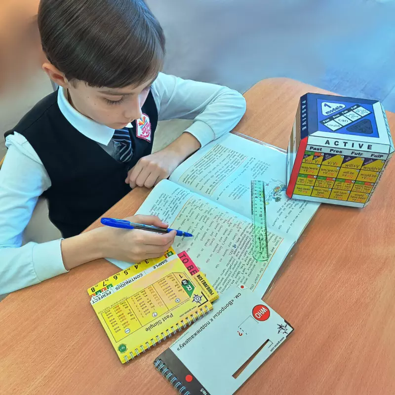 Изображение #1 для публикации «Производство: Преподаватель из Пятигорска наладил производство своих изобретений для изучения английского»