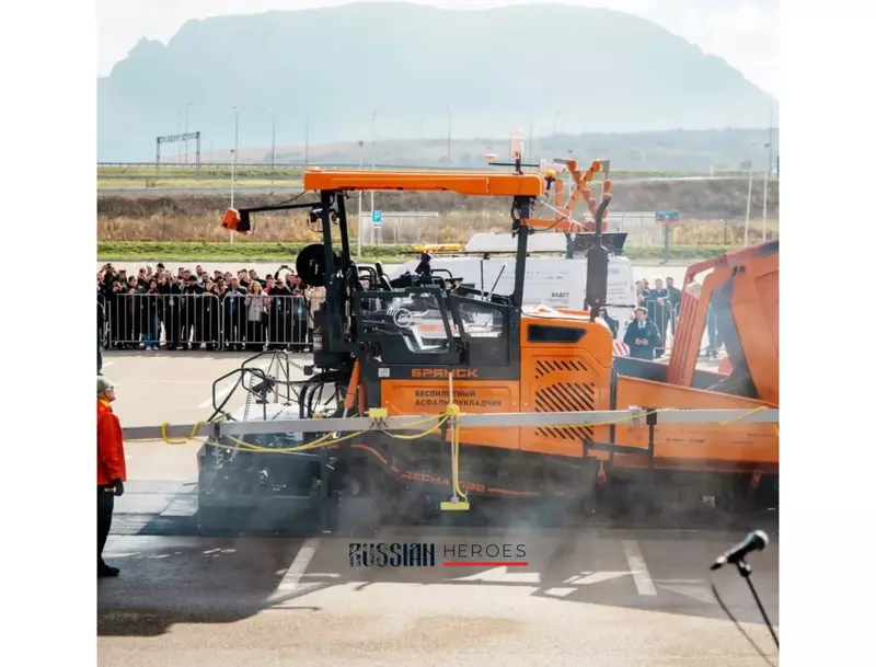 Фото #1 для статьи «Производство: Беспилотный асфальтоукладчик Десна 2100»