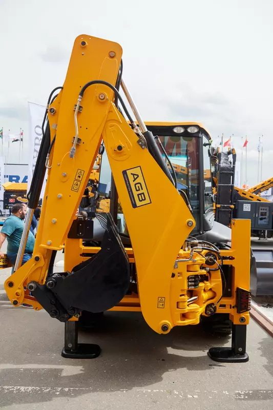 Картинка 2 для новости «производство: Он сказал Поехали Премьера российского экскаватора погрузчика 3 на СТТ 2023»