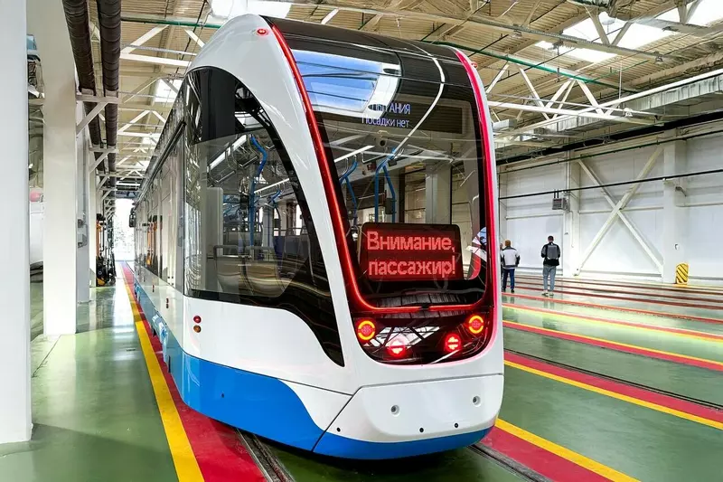 Тихий удобный автономный в столицу приехал первый трамвай новой модели