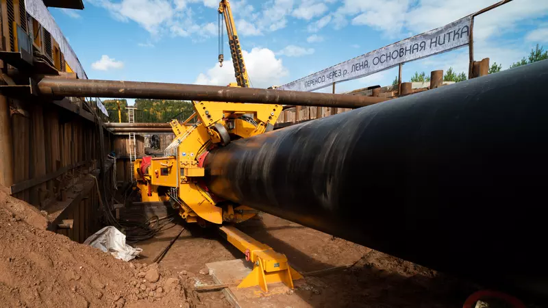 Изображение 1 для «Энергетика и ТЭК: Труба газопровода Сила Сибири соединила два берега реки Лена»