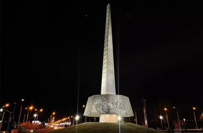 Иллюстрация #3 для поста «Общество: В Иркутске построена стела Город трудовой доблести»