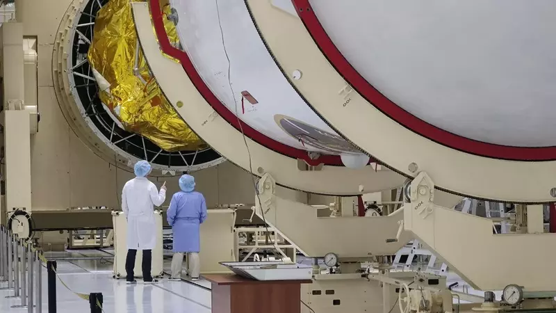 Картинка #11 для «На Восточном на автоматическую станцию Луна 25 накатили головной обтекатель»