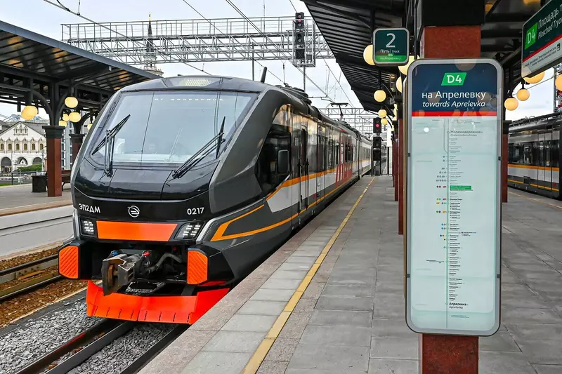 Фото №2 для новости «спецтехника и логистика: Обновленная электричка ЭП2ДМ»