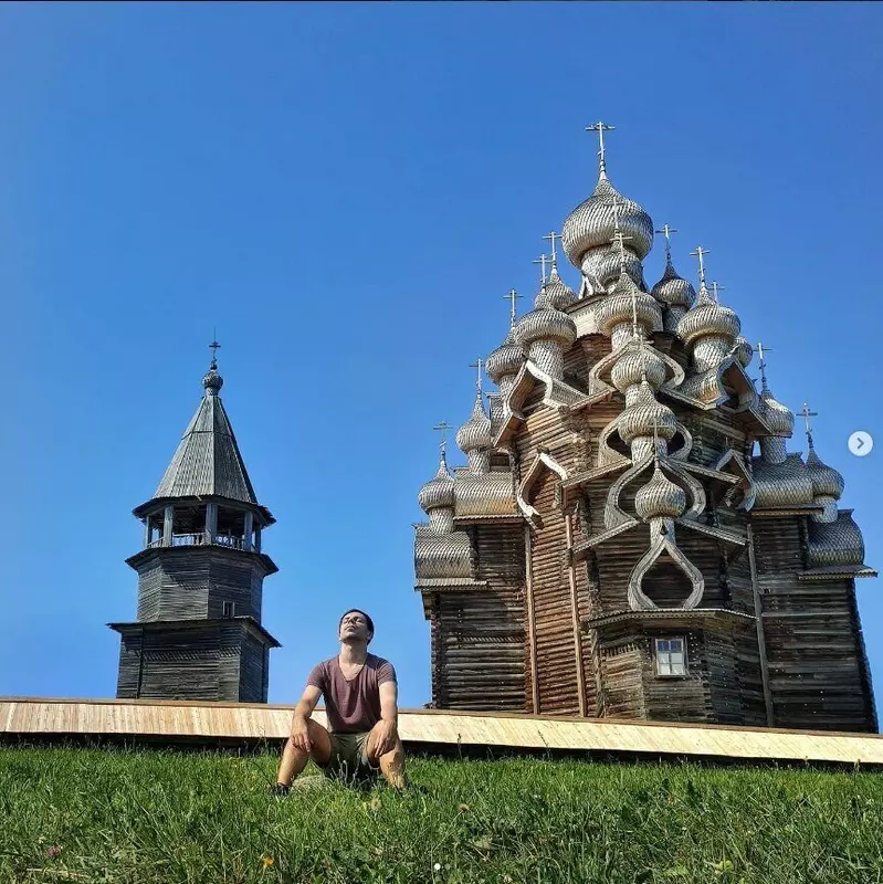 Андрей Никонов вяжет тёплые вещи для детей торопыжек и бездомных