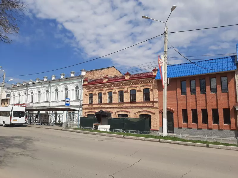 Дом мещанина Иконникова, Здание магазина тканей Саввы Морозова, Здание постоялого двора (фото автора)