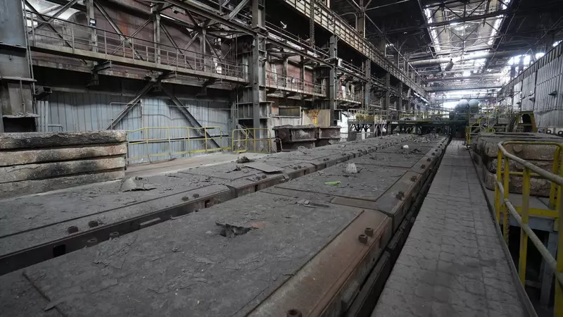 В этих формах застывшее литьё. Завод запустят, и они отправятся на грохот, потом в дробемёт, закалку и на мехобработку