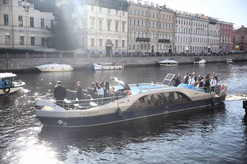 Первое в Санкт Петербурге электросудно Канарейка вышло на маршруты города