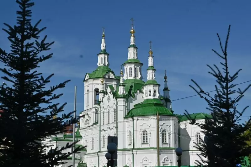 Фото №4 для «Тюмень: В Спасском храме Тюмени возобновились богослужения»