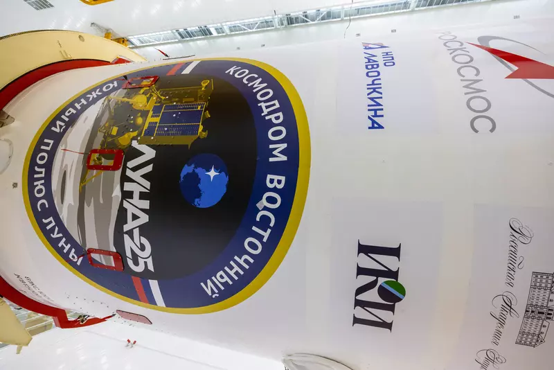 Фото №3 для новости «космонавтика: На Восточном на автоматическую станцию Луна 25 накатили головной обтекатель»