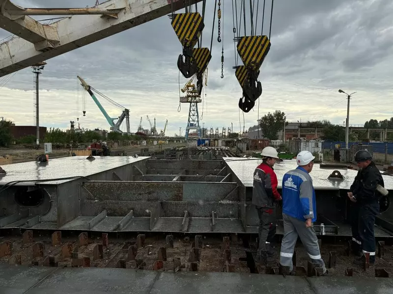 №2 для новости «Астрахань: На астраханской верфи заложено третье судно проекта 93»