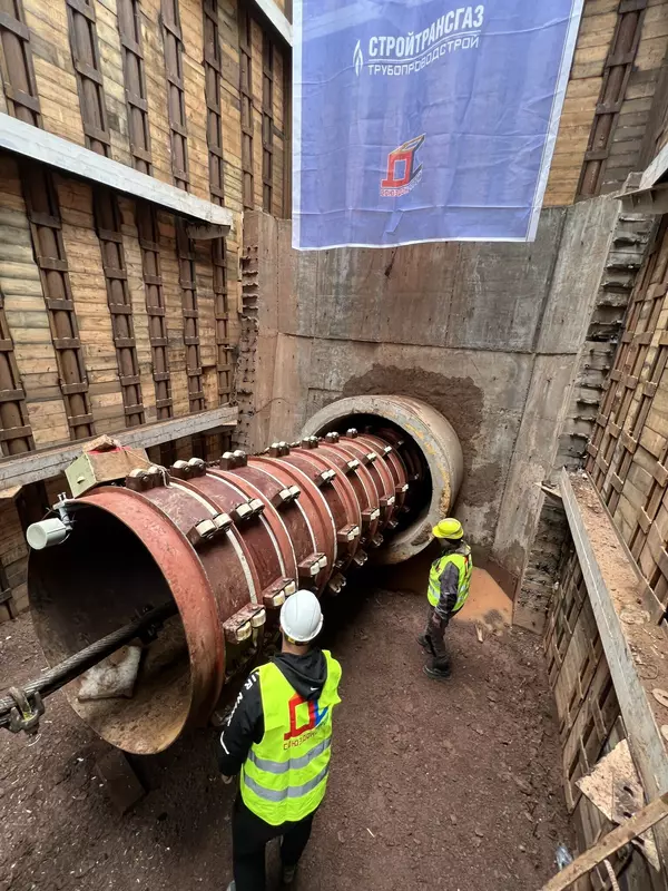 Труба газопровода Сила Сибири соединила два берега реки Лена