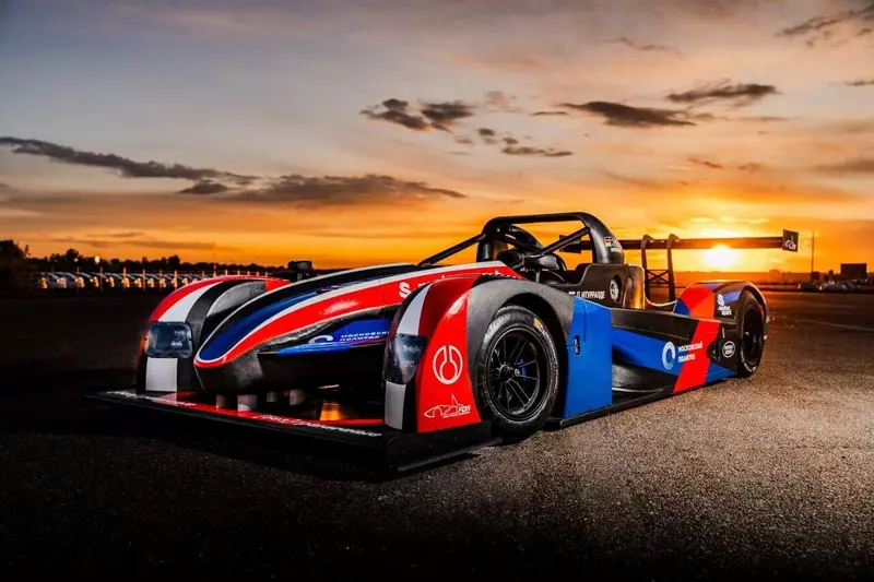 В Ростехе разработали первый российский гибридный гоночный автомобиль 12