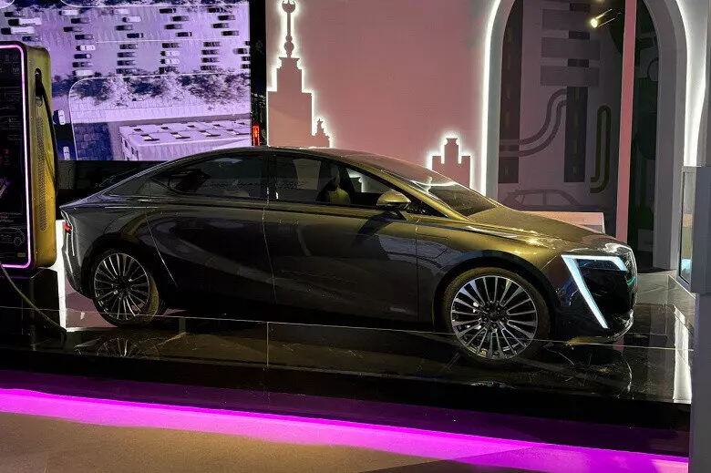 В Москве показали новый российский электроседан