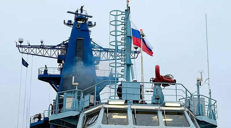 На атомном ледоколе Якутия проекта 22220 поднят государственный флаг России