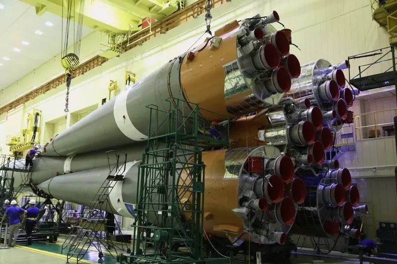 Фото 2 для «космонавтика: На Байконуре собирают ракету носитель Союз 2»