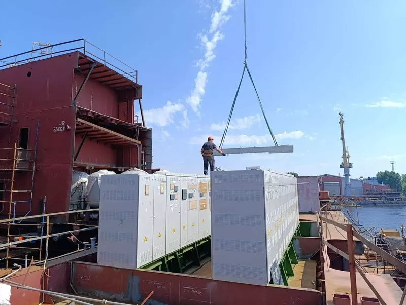 Изображение 1 для поста «Судостроение и судоходство : Балтийский завод ОСК установил главный распределительный щит на атомный ледокол Чукотка»