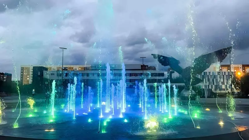 Фото 2 для новости «Ямал: Уникальный светомузыкальный фонтан появился в Новом Уренгое»