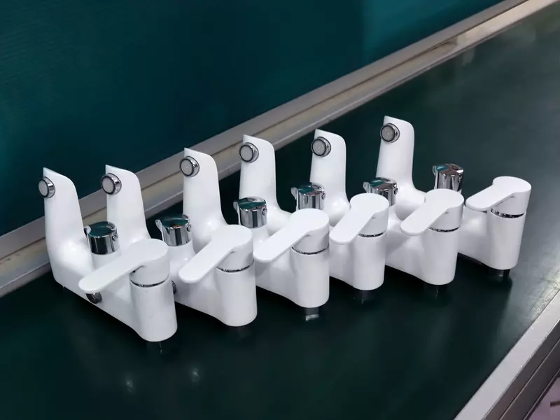 Корпуса на линии сборки