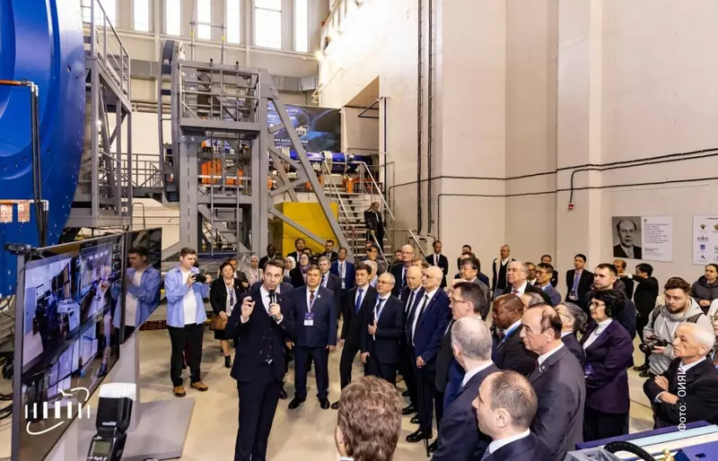 Фото #7 для «Стартовал первый сеанс ускорителя частиц в Дубне»