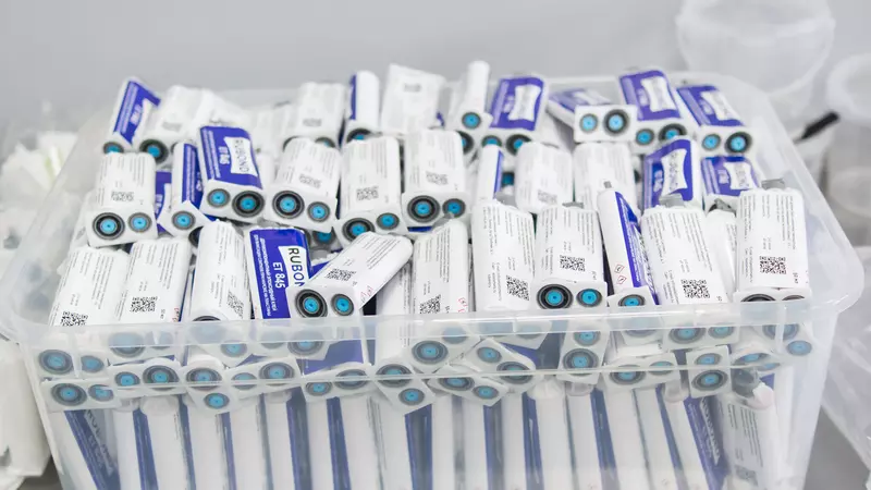 Фото 3 для поста «производство эпоксидных клеев: Компания разработала 15 новых эпоксидных клеев и запустила их серийное производство»