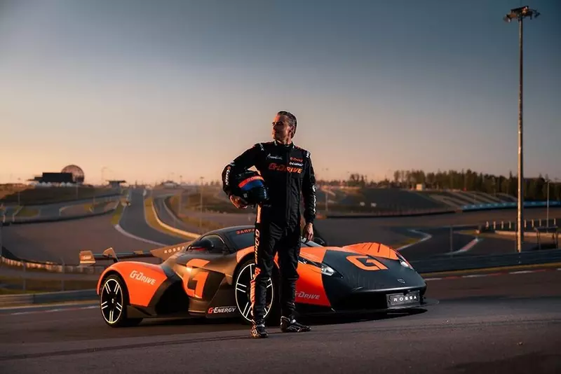 Картинка #2 для «НИОКРы: Русский суперкар впервые погонял перед зрителями»