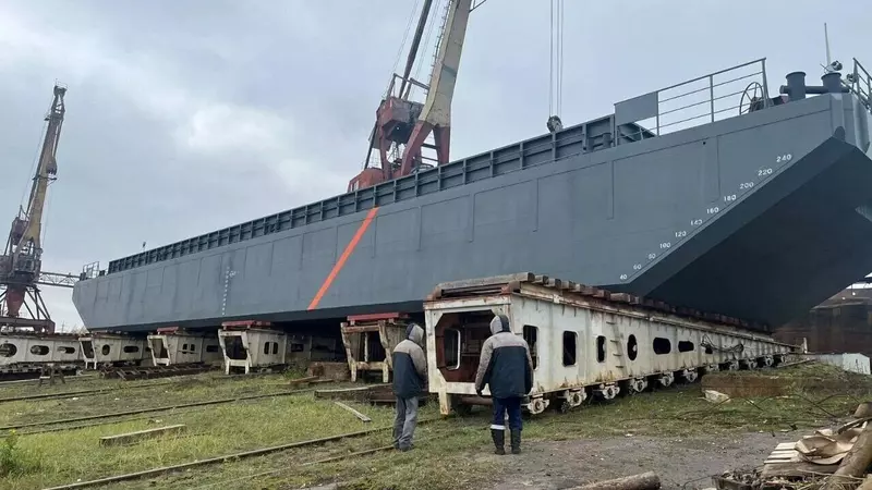 На Чкаловской судоверфи спустили на воду пятую баржу проекта 4608
